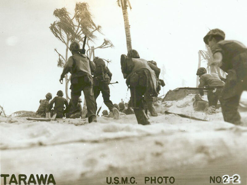 american troops changing position on tarawa